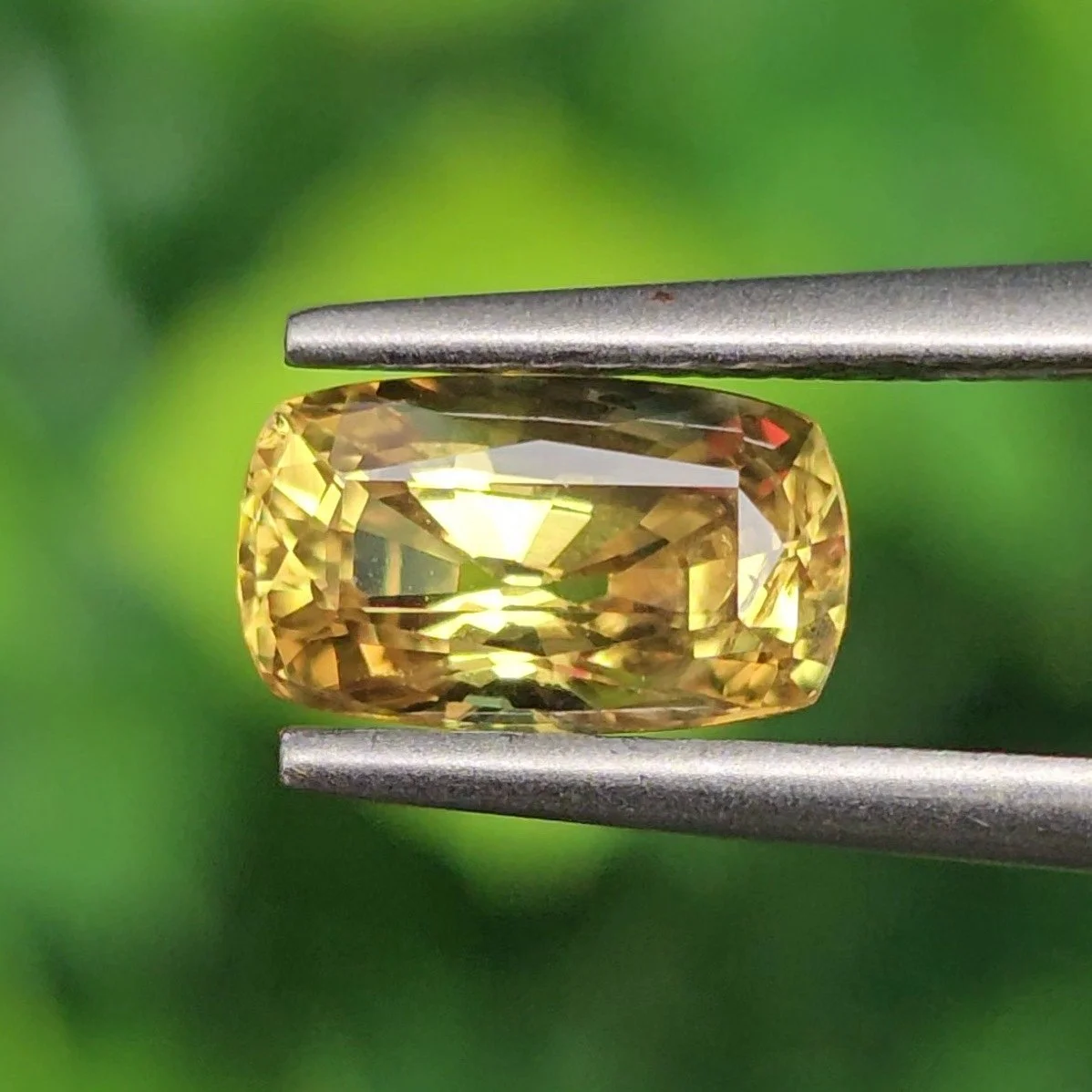 บุษราคัม Yellow Sapphire