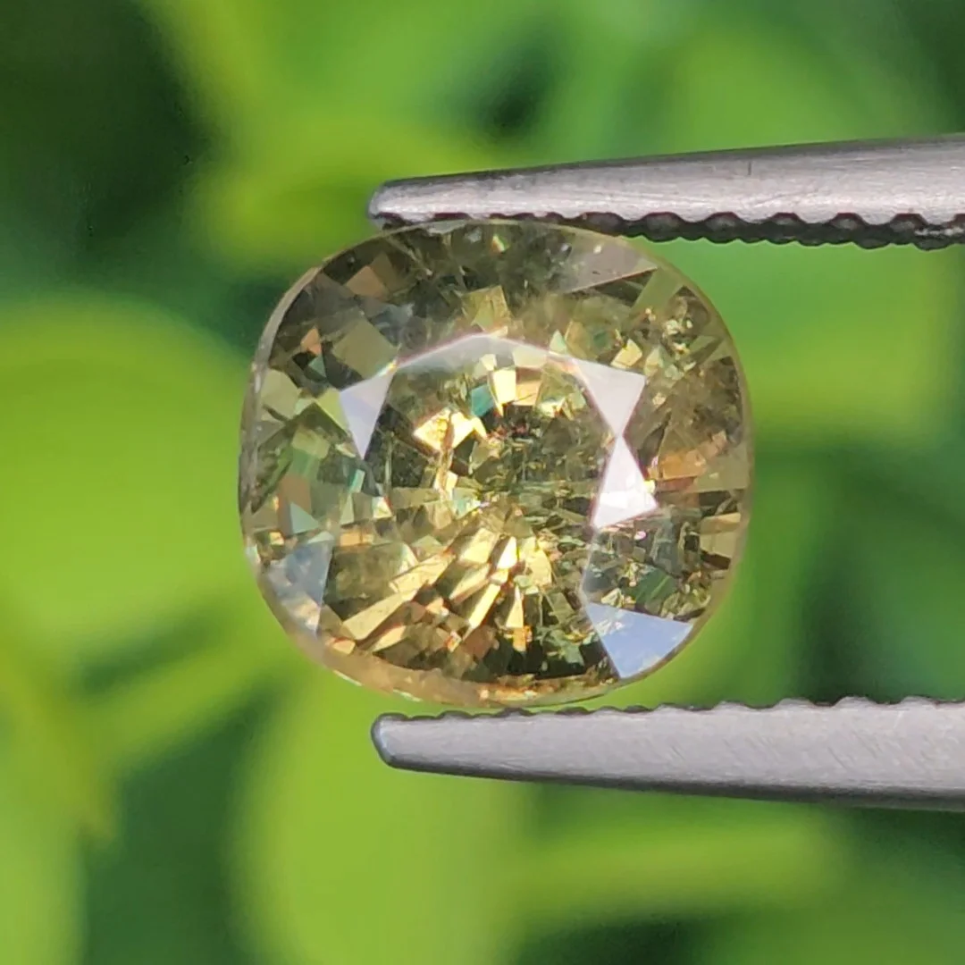 ดีแมนทรอยด์ การ์เน็ต Demantoid Garnet