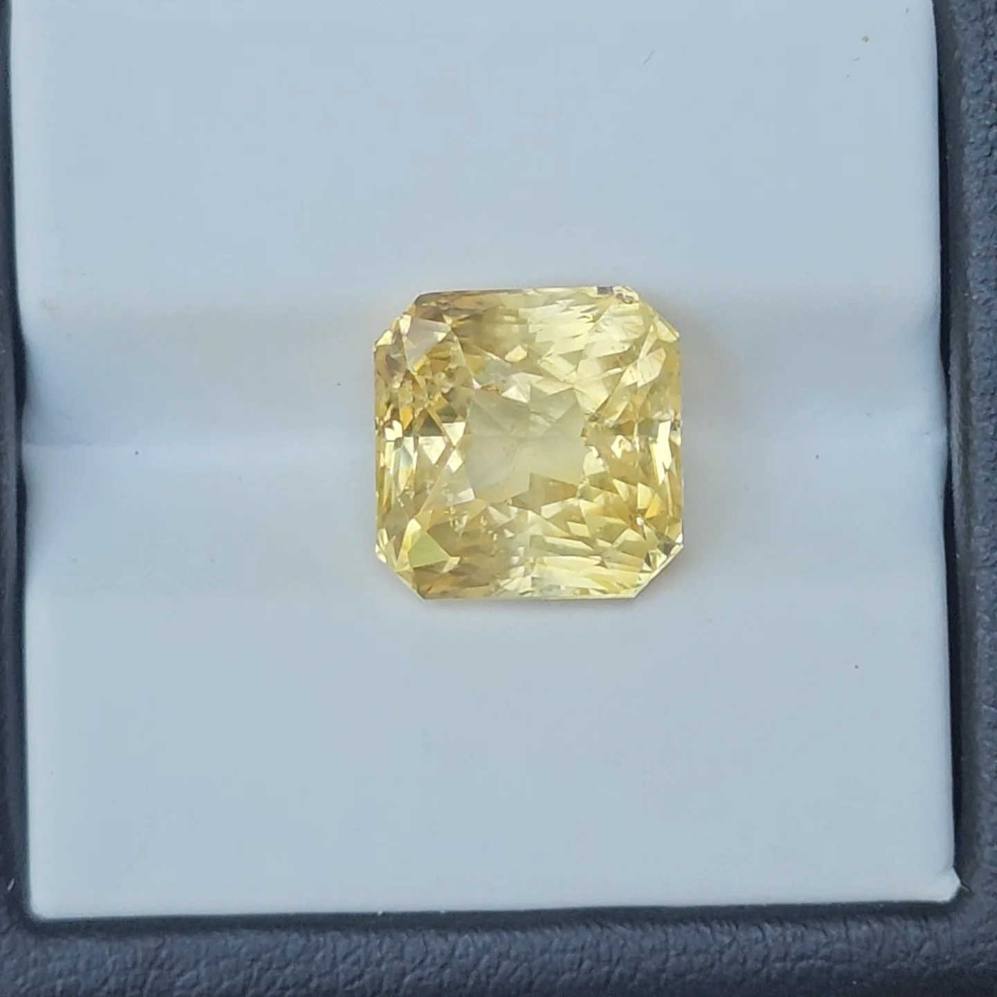 บุษราคัม Yellow Sapphire