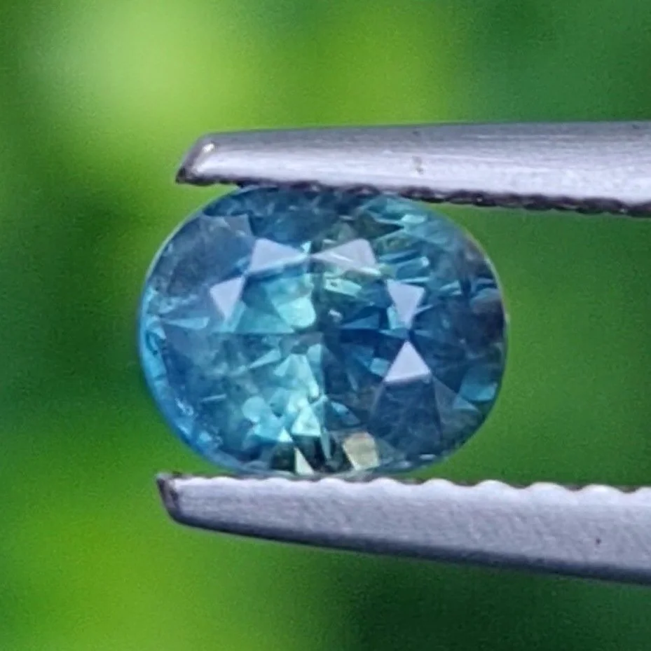 เขียวส่อง Green Sapphire